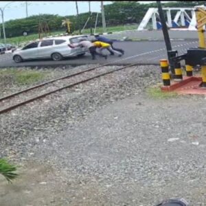Kabid Humas Polda Jateng Bantu Mobil Mogok di Perlintasan Kereta Api