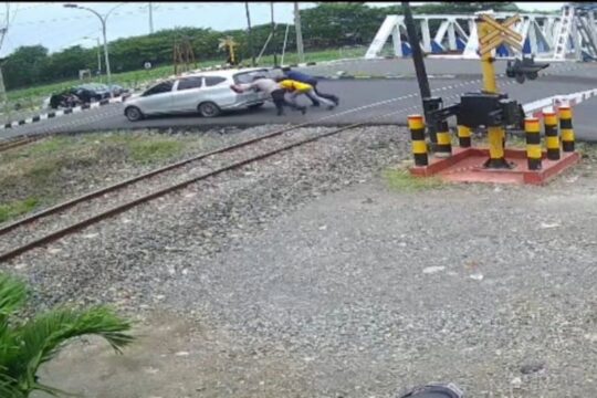 Kabid Humas Polda Jateng Bantu Mobil Mogok di Perlintasan Kereta Api