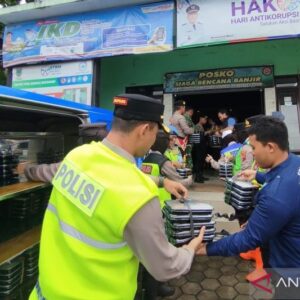 SPPG Polres Kudus Salurkan Bantuan Makanan untuk Pengungsi Banjir