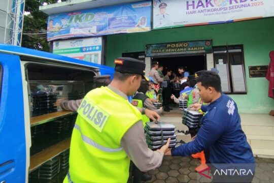 SPPG Polres Kudus Salurkan Bantuan Makanan untuk Pengungsi Banjir