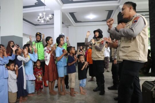 Penyembuhan Trauma Warga Terdampak Banjir oleh Polres Kudus dan Polda Jateng