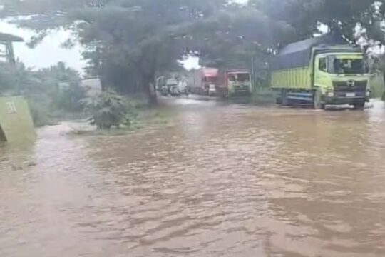 Polresta Pati Kerahkan Personel untuk Atur Lalu Lintas di Jalan Pantura yang Terendam Banjir