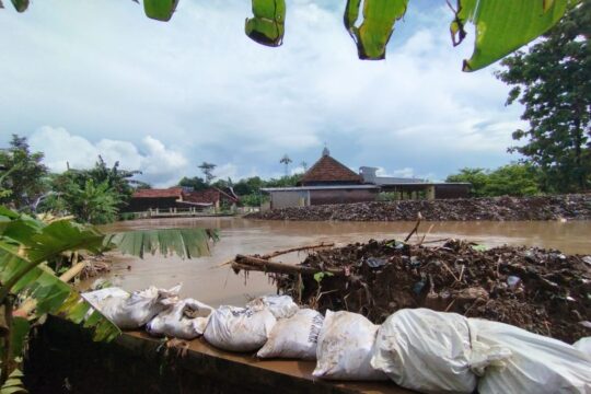 Warga Golantepus Kudus Bergotong Royong Atasi Tanggul Jebol