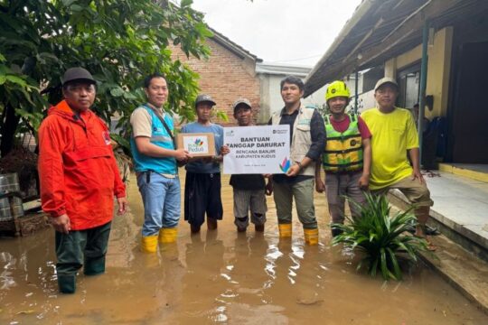 PLN Salurkan Bantuan untuk Warga Terdampak Banjir di Tiga Daerah