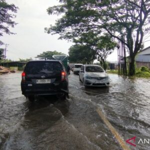 Hati-hati di Jalan Pantura Pati: Genangan Banjir Masih Ada