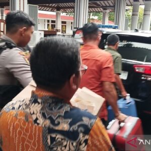 KPK Menggeledah Rumah Dinas Bupati Pati Sudewo: Dua Koper dan Satu Dus Dokumen Disita