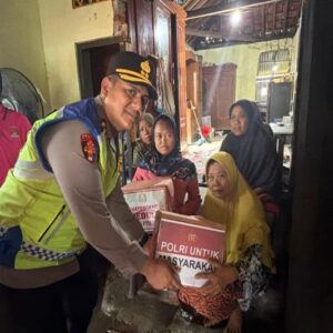 Bantuan untuk Warga Terdampak Rob: Kapolres Pemalang Bagikan Sembako