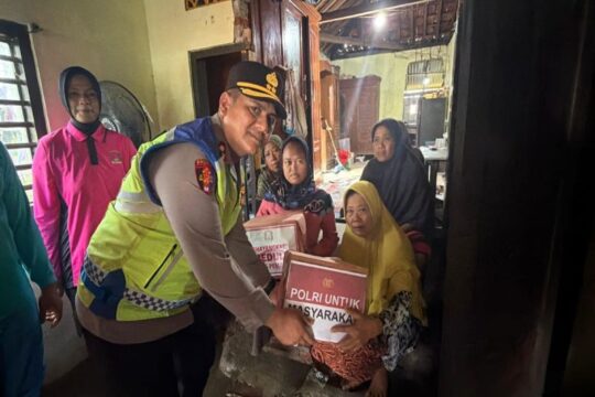 Bantuan untuk Warga Terdampak Rob: Kapolres Pemalang Bagikan Sembako