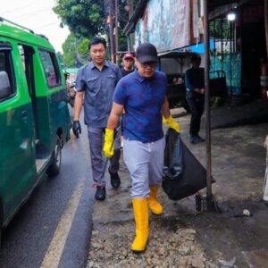 Dukung Gerakan ASRI, Wakil Wali Kota Tangsel Pimpin Aksi Bersih-bersih di Ciputat