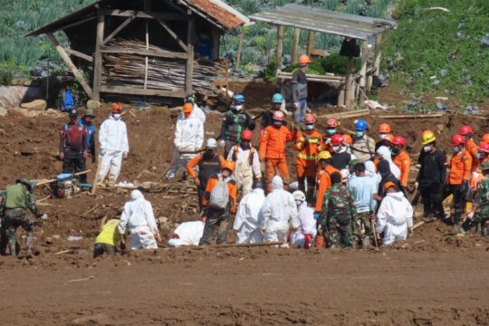 Operasi SAR Longsor Bandung Barat: 70 Kantong Jenazah Dievakuasi