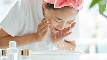 7 Manfaat Mencuci Wajah dengan Air Beras untuk Kulit Glowing