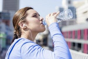 6 Tanda Kamu Kebanyakan Minum Air Menurut Dokter