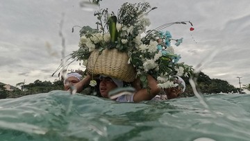 Suasana Gembira Persembahan untuk Dewi Laut di Brasil