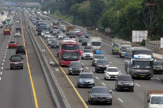 Libur Panjang Imlek, Lalu Lintas Tol Jakarta-Cikampek Padat