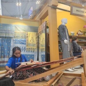 Mengenal Tradisi Perempuan Sumba, Merawat Tenun Sumba Tetap Lestari