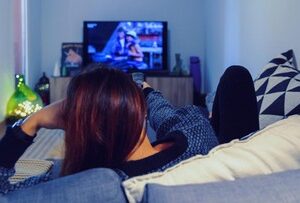 Suka Binge-watch Serial Lebih dari 3 Jam? Tanda Kesepian?