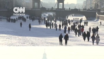 Warga St. Petersburg Nikmati Musim Dingin di Saluran Air Membeku - 1